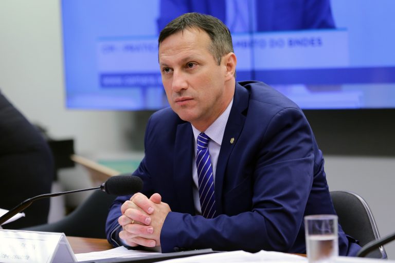 Sanderson argumenta que a medida causa transtornos aos Detrans
